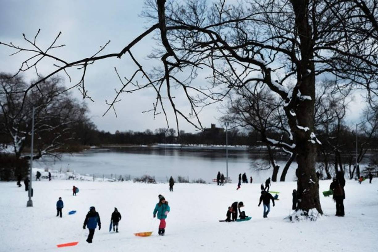 La primer tormenta invernal del año en los Estados Unidos cubrió de nieve varios estados, desde Mississippi a Maine, causando bajas temperaturas y caos en el transporte. Fotos AFP