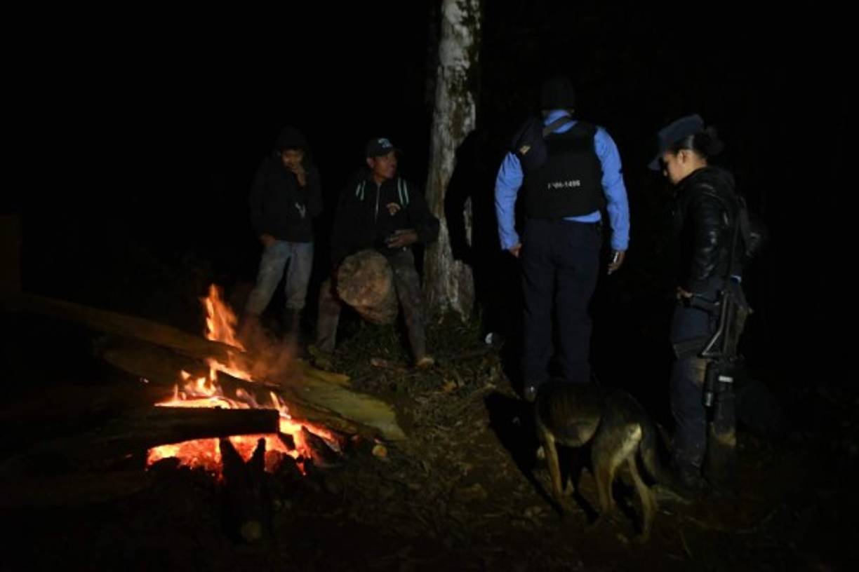 Elementos de la policía de Honduras colaboran con los militares y forenses para acceder al lugar de la tragedia y recuperar los cuerpos de las seis víctimas.