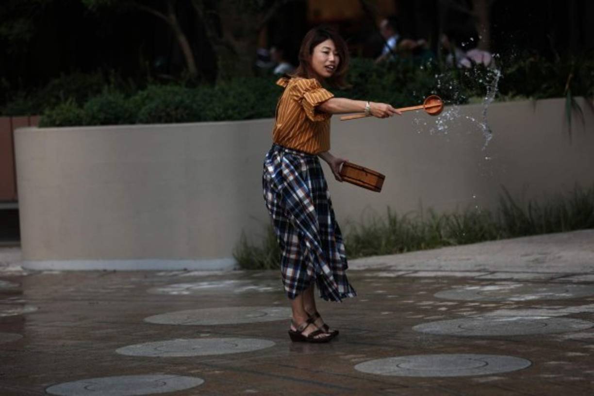 Hasta hoy unas 10.000 personas han tenido que ser hospitalizadas en todo el país por golpes de calor u otras afecciones relacionados con las temperaturas extremas, según los datos de las autoridades locales recopilados por la agencia nipona Kyodo.