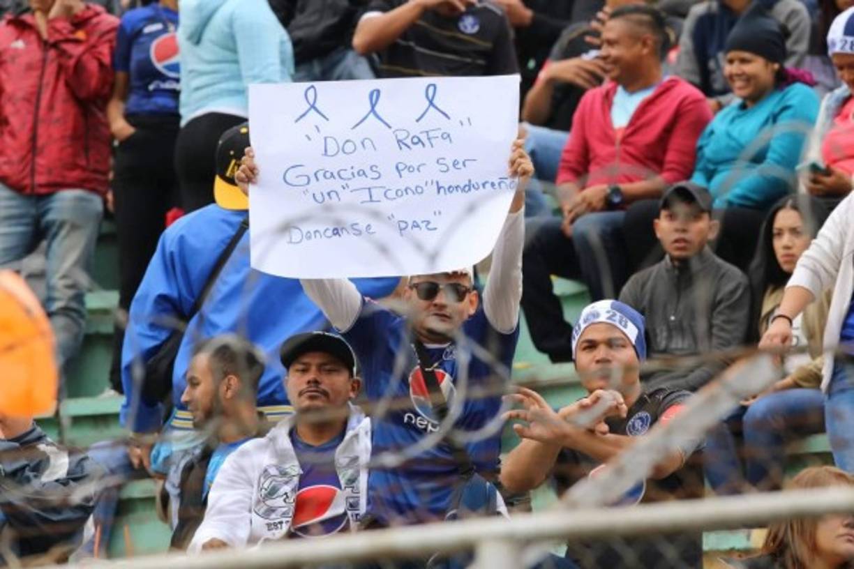 Un aficionado del Motagua portando una pancarta en honor a Rafael Ferrari.