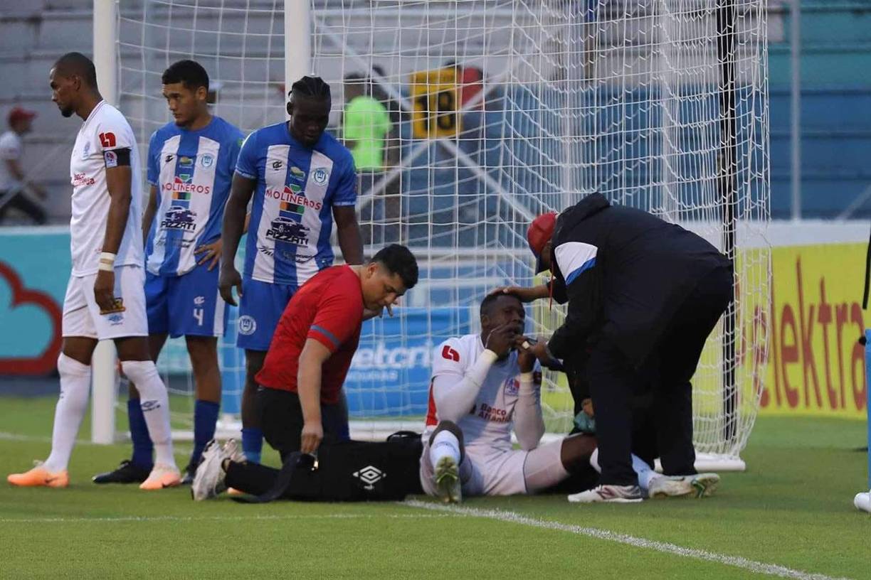 El delantero colombiano tuvo que ser atendido por el cuerpo médico del Olimpia tras el golpe.