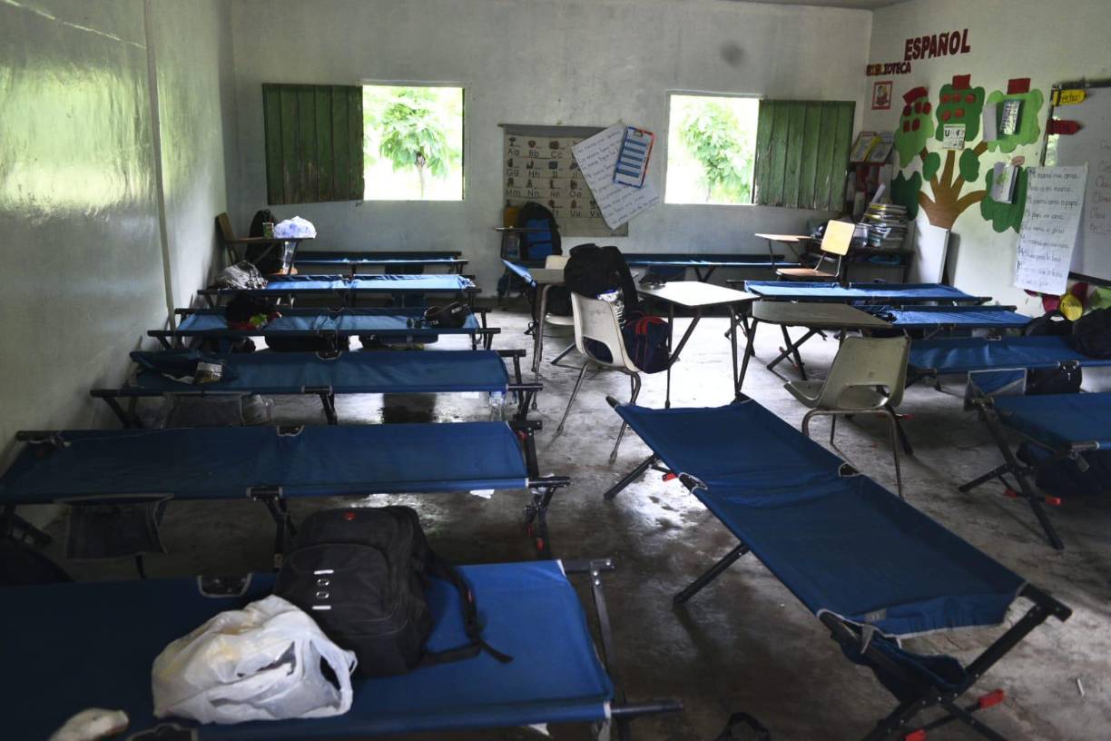 Indicó que varios equipos andan en la búsqueda de las personas desaparecidas .