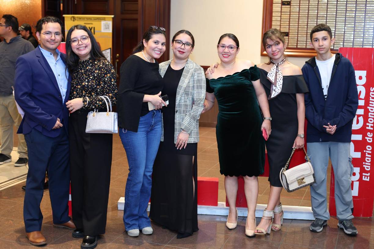 Alejandro Borjas, Andrea Bonilla, Rudy López, Diana Bonilla, Mayra López, Abby Beltrán y Carlos Beltrán