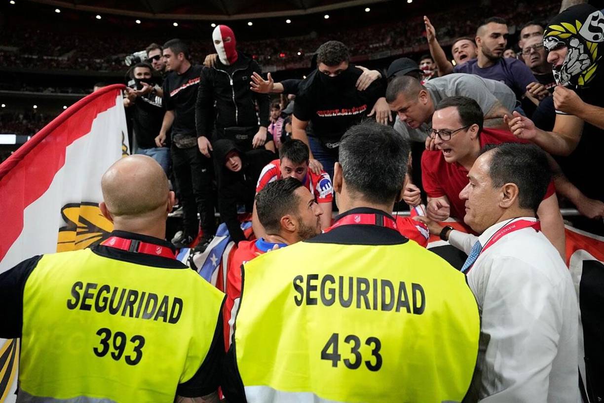 Algunos jugadores del Atlético de Madrid se fueron a charlar con aficionados encapuchados en el Fondo Sur del Cívitas Metropolitano.