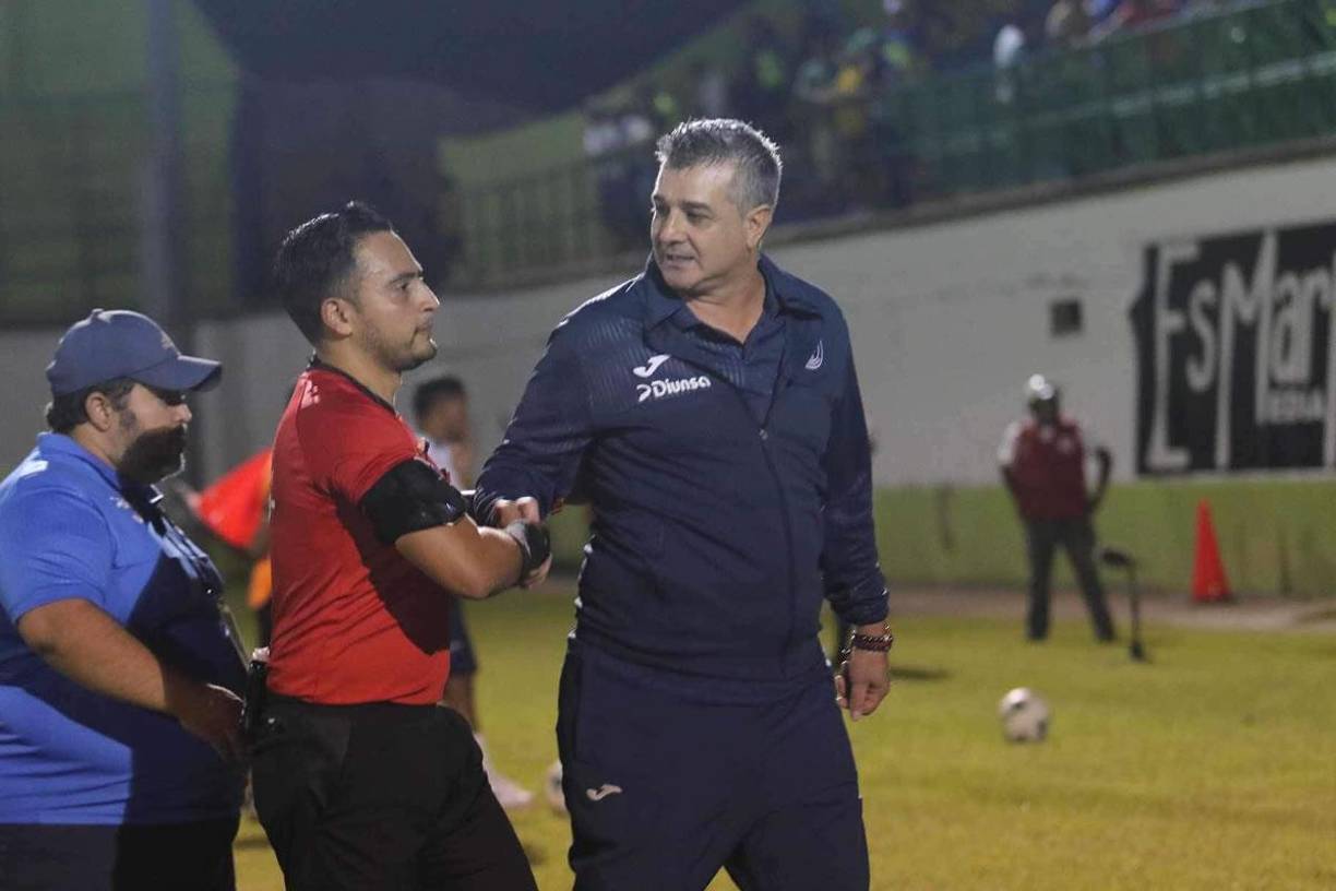 Diego Vázquez estrechó la mano de Saíd Martínez antes de empezar a reclamarle.
