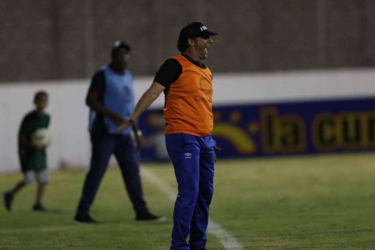 Pedro Troglio hizo varios reclamos en el transcurso del partido.