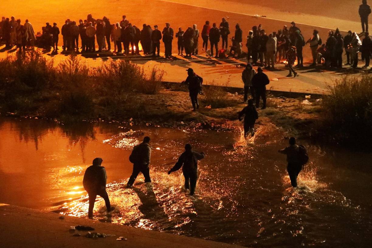 Se trata del grupo más grande de migrantes que ha cruzado ilegalmente a los Estados Unidos en los últimos meses. La avalancha de indocumentados se registra a nueve días para que finalice el Título 42, una polémica ley que permite a la Patrulla Fronteriza expulsar de inmediato a los migrantes detenidos en la frontera..