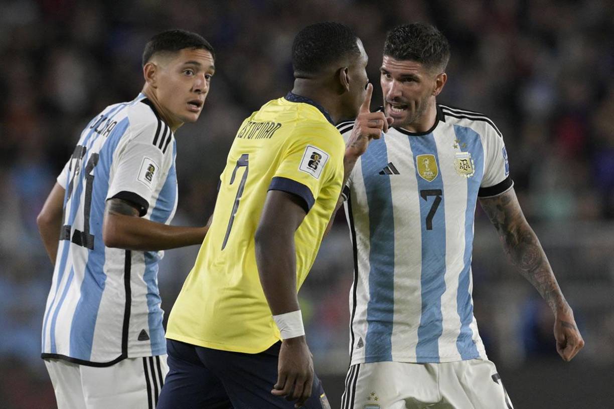 Rodrigo de Paul discutiendo con el ecuatoriano Pervis Estupiñán.