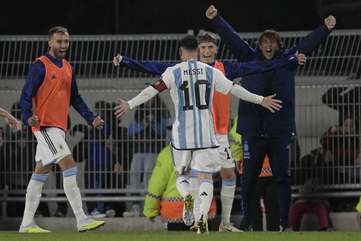El primero en recibir a Messi fue Alejandro Garnacho y después se unió Germán Pezzella.