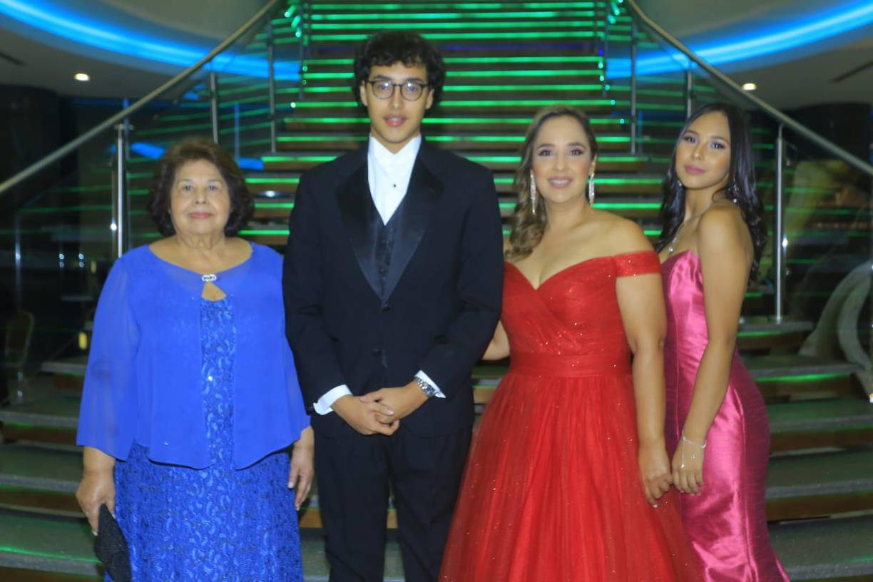 Escuela Santa María del Valle celebra su “Grad Night 2023”