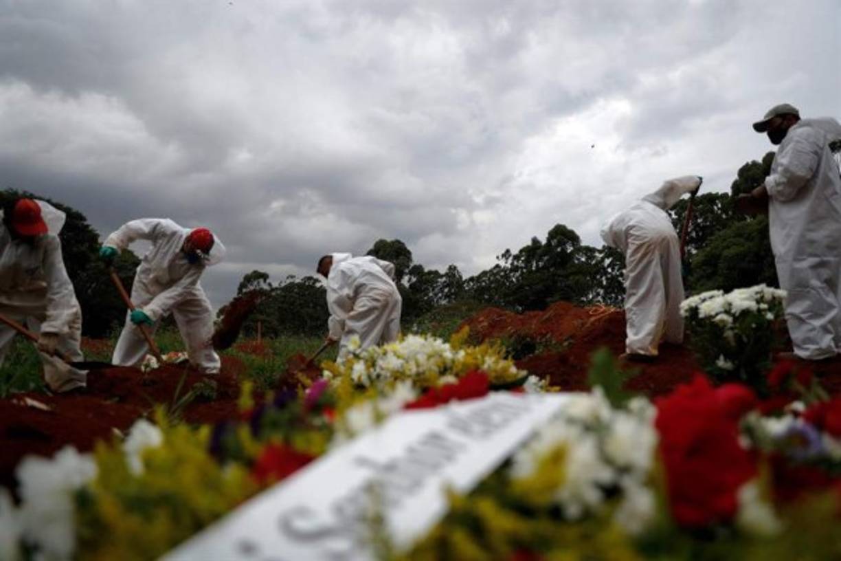'Brasil se está transformando en el mayor laboratorio a cielo abierto de coronavirus, pueden surgir un gran numero de mutaciones' y a raíz de eso, 'variantes más infecciones y letales', alertó este viernes a Efe el reputado científico brasileño Miguel Nicolelis, profesor catedrático de la Universidad Duke de Estados Unidos.