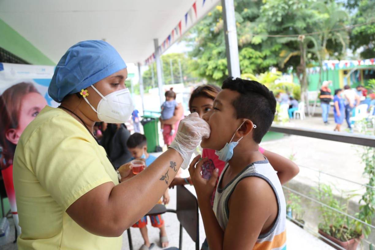 Brigada médica atiende a personas de ocho comunidades albergadas en escuela de Choloma (Fotos)