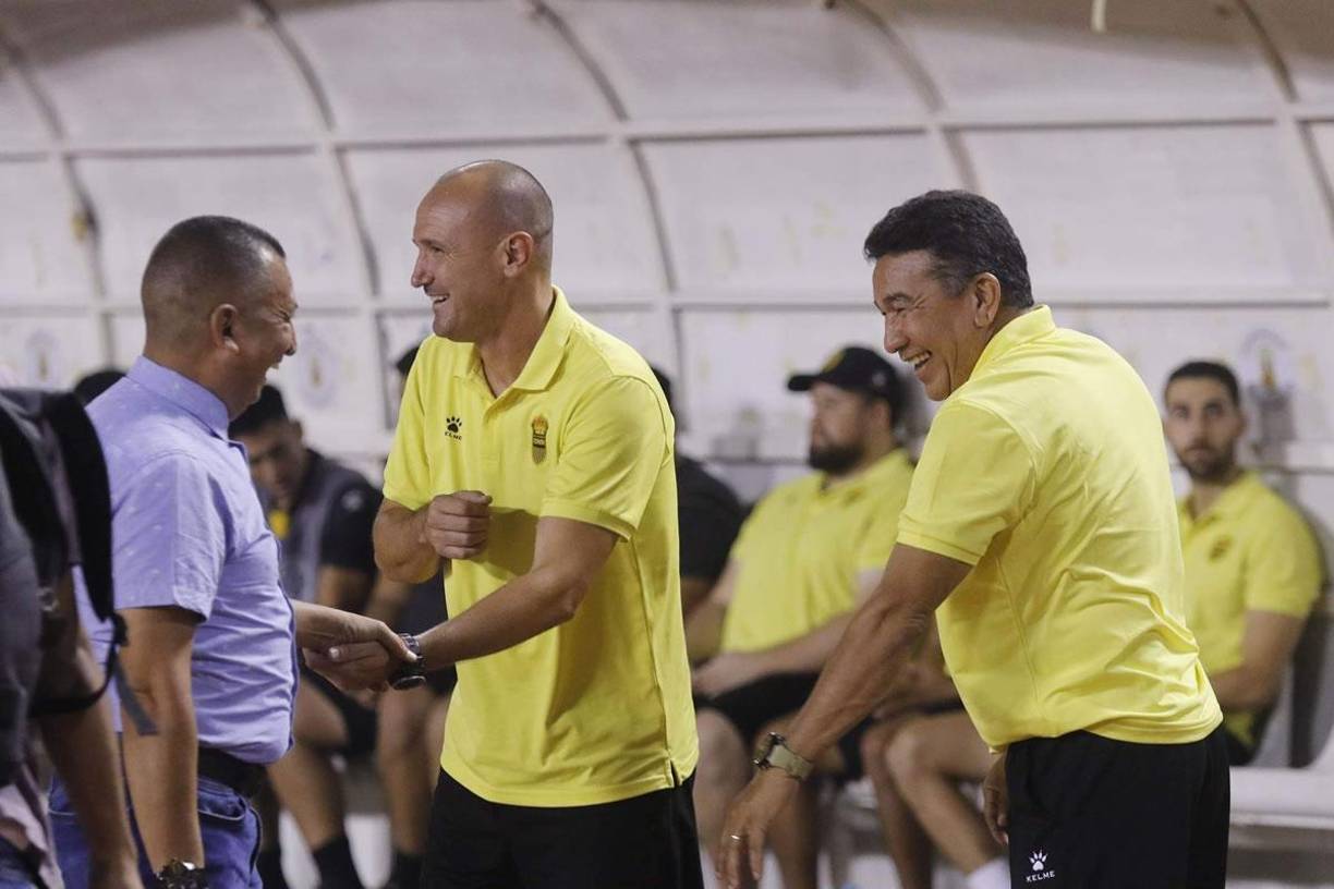 El saludo entre Julio ‘Palomo‘ Rodríguez y Humberto Rivera, entrenador del Olancho FC, antes del partido.