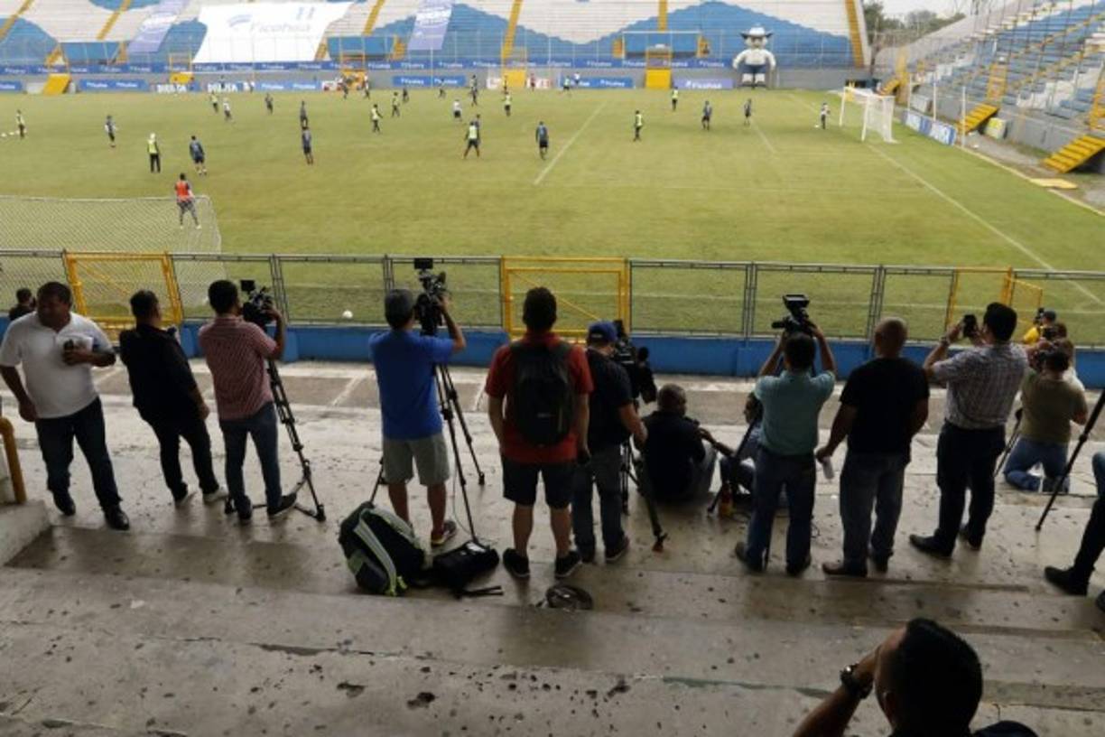 La prensa australiana estuvo muy atenta al entrenamiento de Honduras en el estadio Morazán.