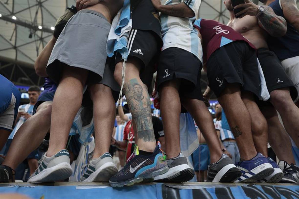 Gesto de Antonela y hondureño presente en el Argentina-Francia