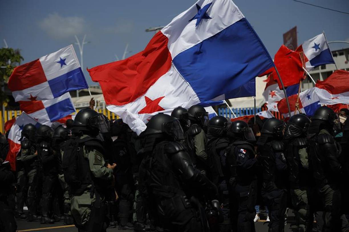 Las Fuerzas de Seguridad de Panamá impiden el paso de los manifestantes.