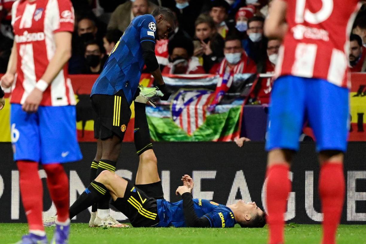 Cristiano Ronaldo siendo asistido por su compañero Paul Pogba.