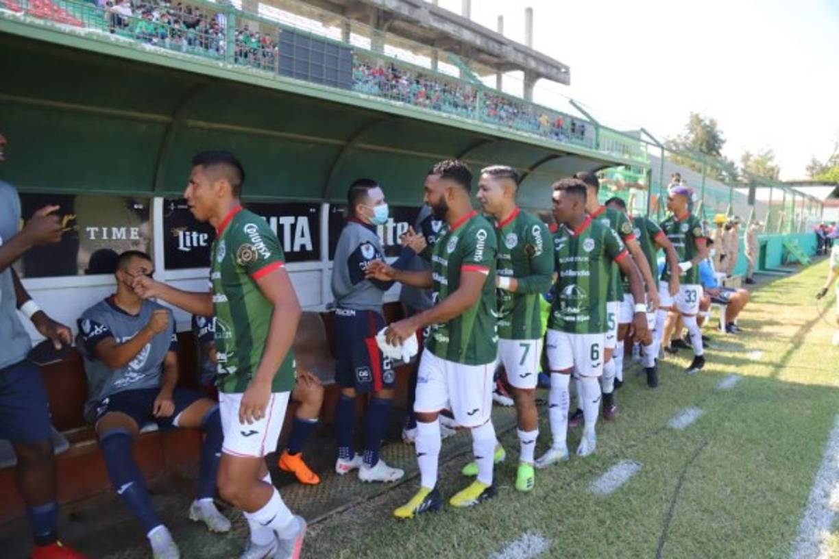 Previo al pitazo inicial, jugadores del Marathón y Motagua se mostraron muy respetuosos y se dieron un saludo.