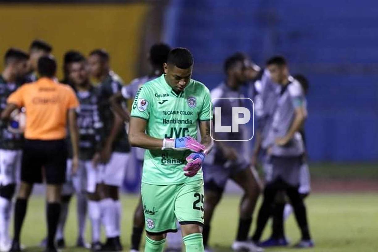 Denovan Torres se marchó cabizbajo del campo tras su expulsión.