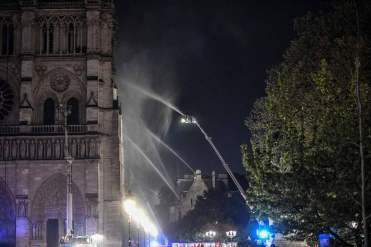El fuego quemó el techo de madera de más de 100 metros de longitud, conocido como 'el bosque' por el gran número de vigas que hubo que utilizar para instalarlo.