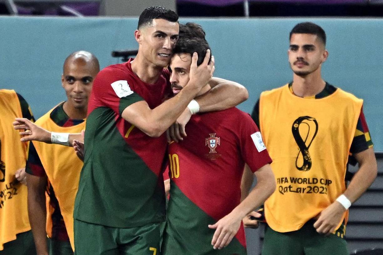 Cristiano Ronaldo se abrazó con Bernardo Silva tras su gol.
