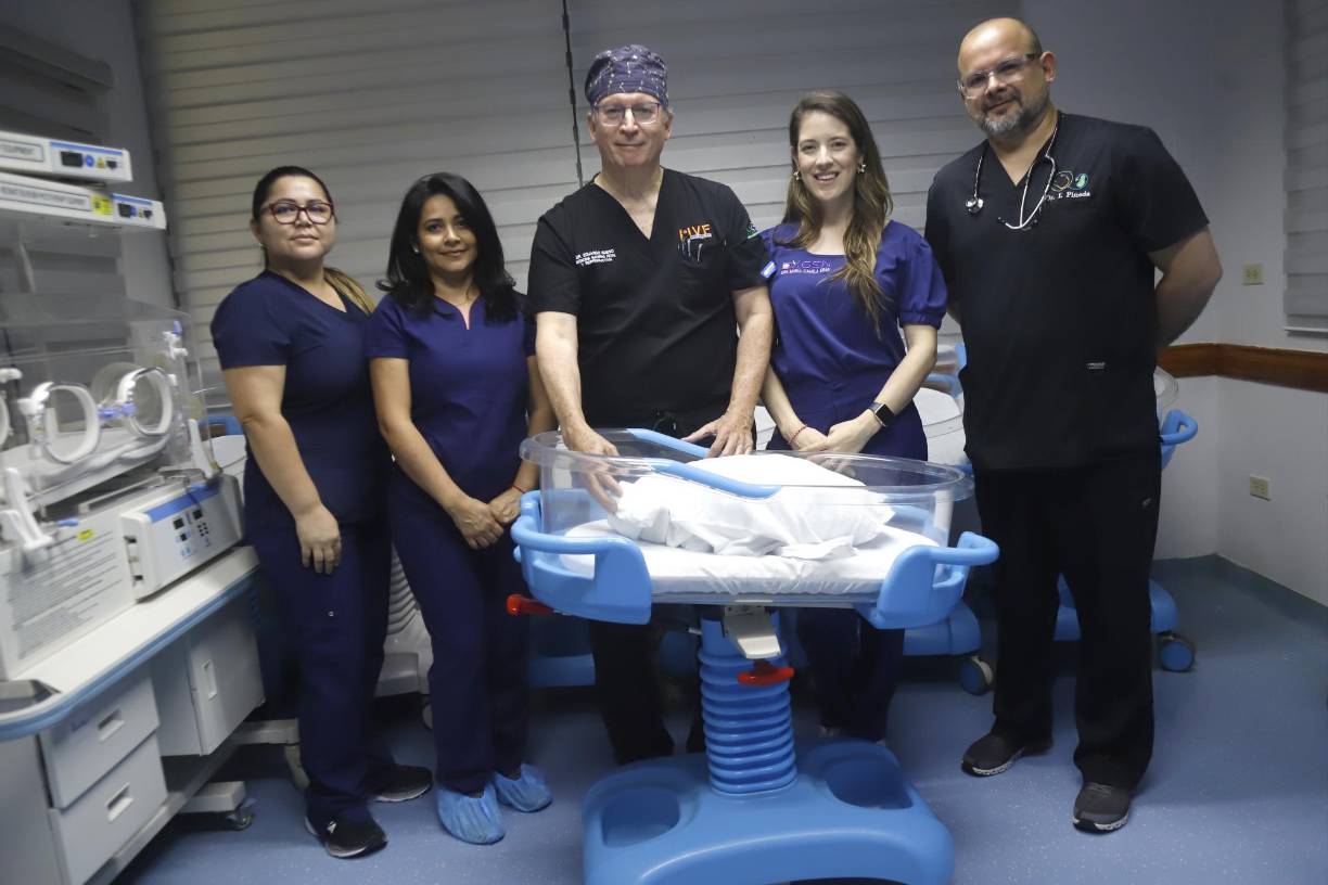 La tecnología de diagnóstico genético preimplantacional permitió que una pareja cuya madre presentaba una alteración genética diera a luz a un bebé sano. Detrás de este avance estuvo un equipo médico liderado por Eduardo Bueso, ginecólogo con doctorado en Medicina Reproductiva y ganador del Premio Latinoamericano de Ciencias.