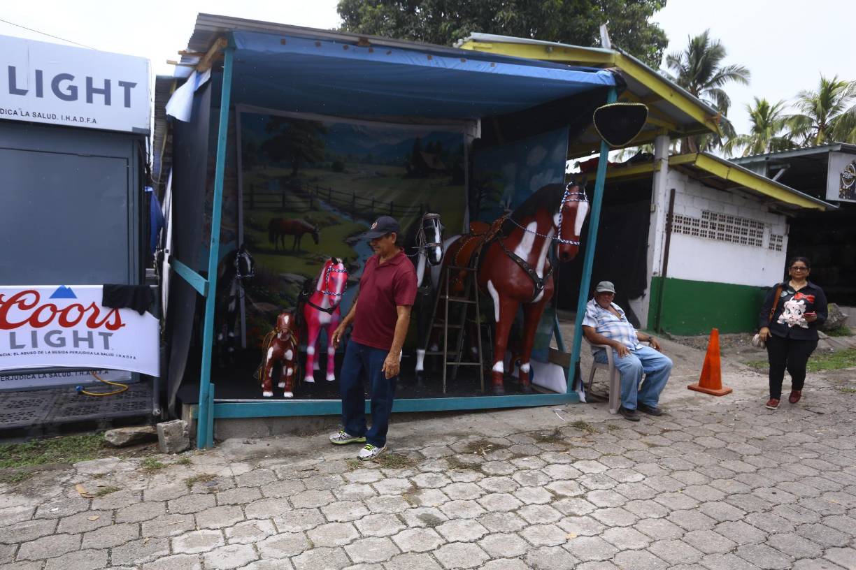 Hay escenarios listos para una foto al estilo ganadero para niños o las familias.