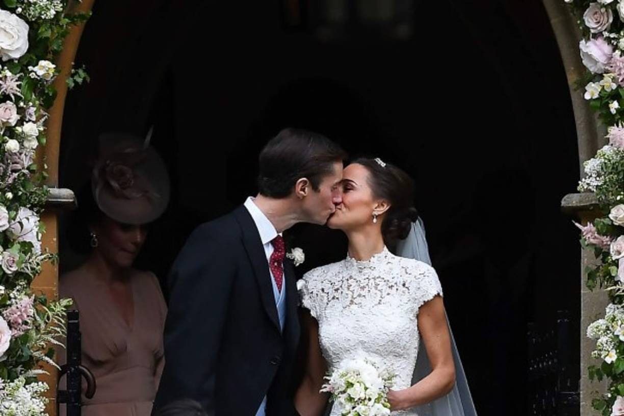 Pippa Middleton, cuñada del príncipe Guillermo, se casó con el financiero James Matthews en una ceremonia privada en una capilla inglesa del siglo XII, en la que el príncipe Jorge actuó de paje y la pequeña Carlota fue dama de honor.