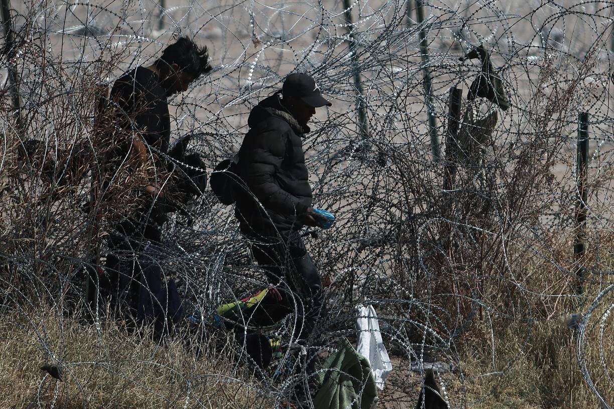 Los republicanos culpan del flujo de inmigrantes a las políticas de Biden que favorecen el derecho a solicitar asilo, modalidad a la que se acoge la mayoría de los migrantes, que provienen principalmente de países de América Latina.