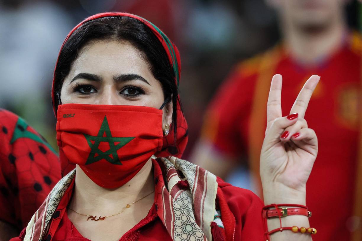 Esta bella fanática de Marruecos estuvo posando para las cámaras previo al duelo.