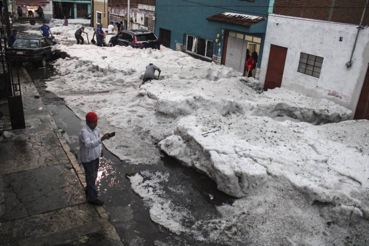 Tras aproximadamente unos 90 minutos de una fuerte granizada, la unión de los pequeños hielos dejó extensos bloques que alcanzaron una altura de aproximadamente dos metros, atrapando vehículos e inundando viviendas en fraccionamientos cerrados.