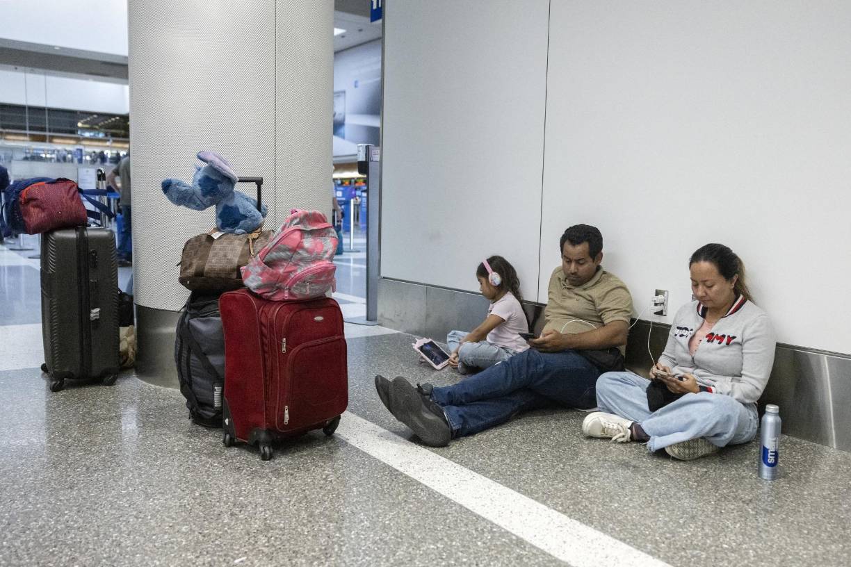 En Estados Unidos, los servicios de emergencia de al menos tres estados se vieron afectados y se cancelaron 2,400 vuelos a lo largo del día, una cifra que podría seguir aumentando.