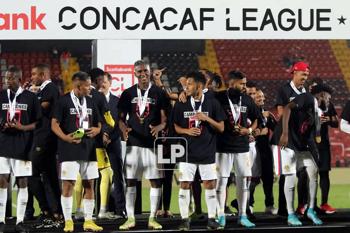 La alegría de los jugadores del Olimpia en la tarima esperando celebrar con el trofeo de campeones.