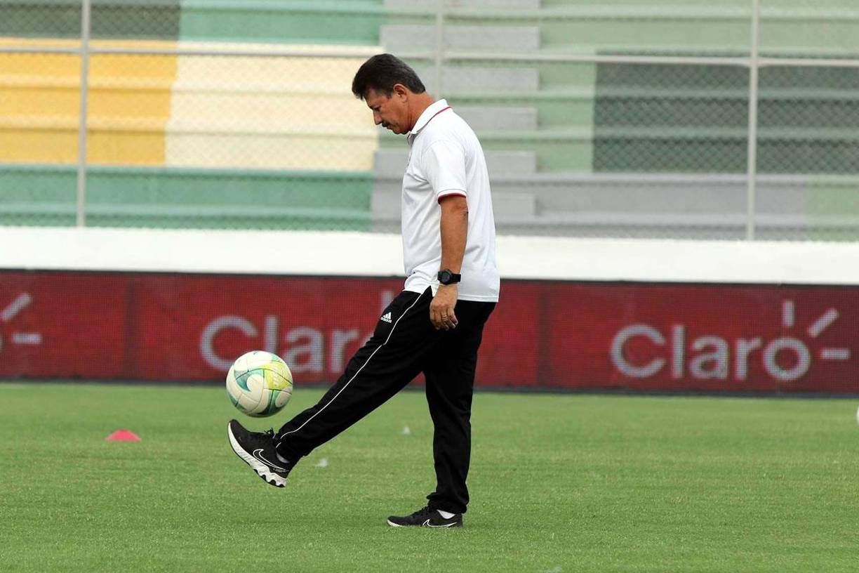 El entrenador de la Real Sociedad fue captado dando toques a la pelota antes del inicio del partido.