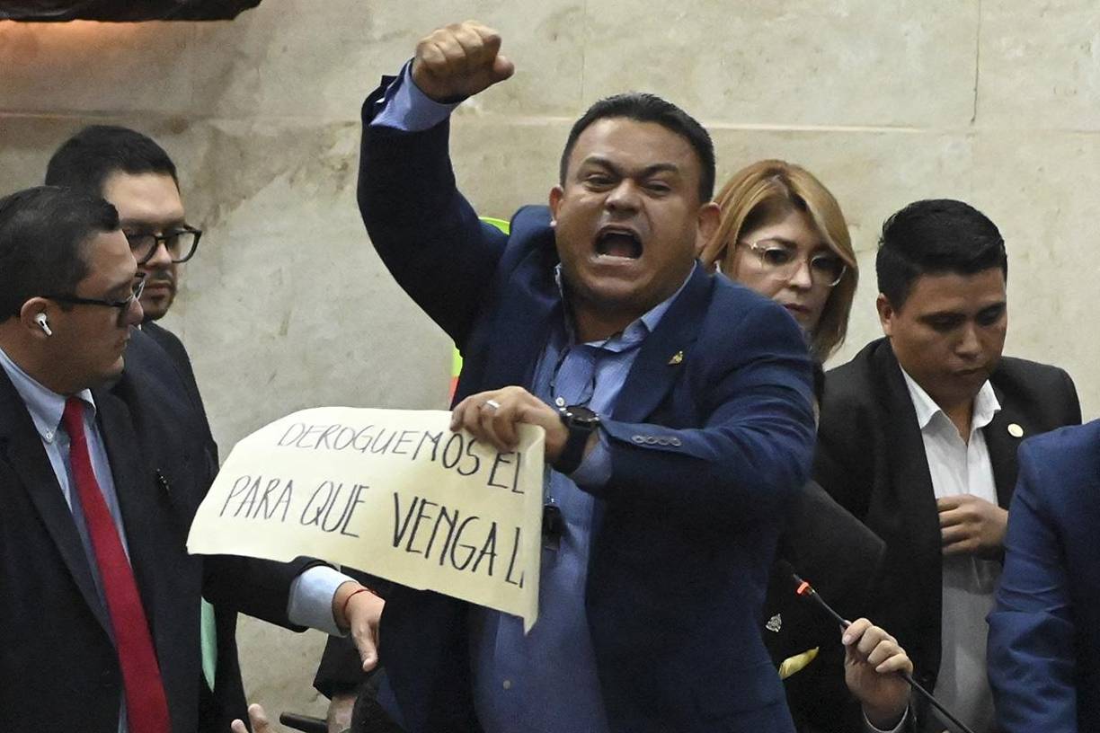 Los diputados nacionalistas volvieron a provocar que se suspendiera la sesión tras protagonizar otro zafarrancho, en el que con pancartas, silbatos gritaban: “Libre nunca más”.