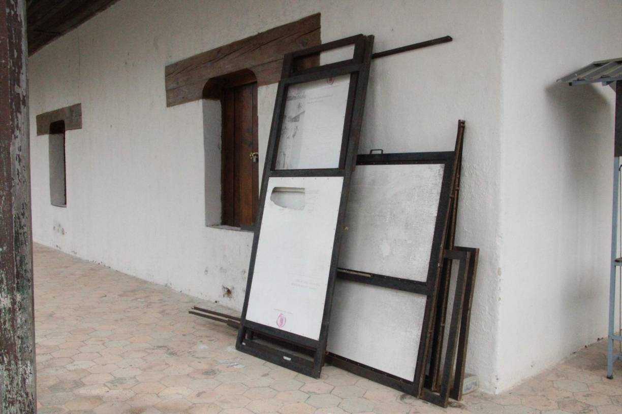 Los rótulos donde antes se contaba la historia de la Fortaleza San Cristóbal ahora son un montículo de basura almacenada en la parte lateral del edificio.