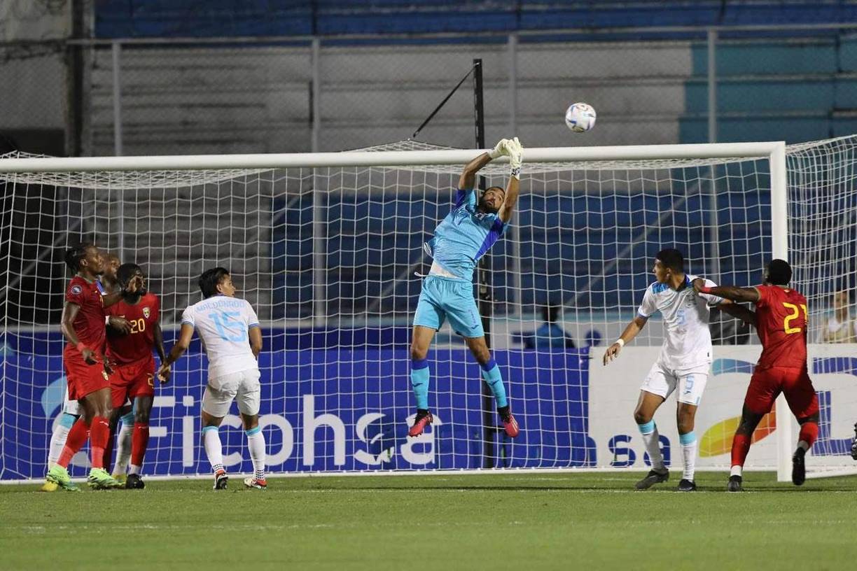El portero hondureño Edrick Menjívar tuvo un falló en el partido al no poder capturar este córner.