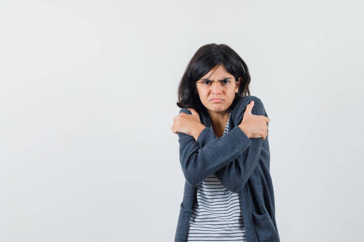 Si le preocupa que su hijo se autolesione, comuníquese con un psicólogo, trabajador social o pediatra, aconsejó.”La terapia dialéctico conductual [un tipo de psicoterapia basada en la terapia cognitivo conductual] ayuda a las personas a comprender cuáles factores contribuyen a las conductas de autolesiones [además de otras conductas problemáticas] y enseña habilidades para gestionar las emociones con una mayor efectividad”, aseguró Precht. “Se ha mostrado que es efectiva para tratar estas conductas, y ha sido adaptada para los adolescentes y sus familias”. 