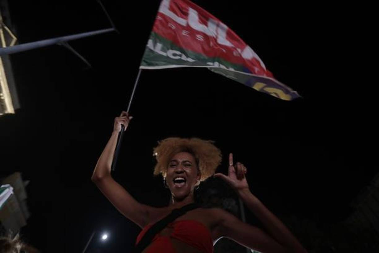 El ícono de la izquierda latinoamericana, de 77 años, se impuso por 50,83% de los votos frente a 49,17% para el excapitán del ejército, de 67 años, con el 98,8% escrutado.