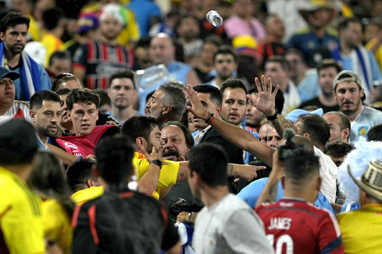 Una pelea estalló después del Uruguay-Colombia en las gradas del Bank of America Stadium de Charlotte, tras la victoria de los cafeteros 1-0 que les dio el pase a la final de la Copa América 2024. 