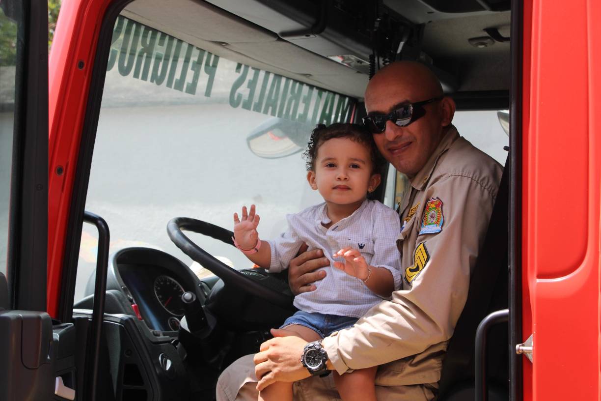 El bombero Maynor Peña desfiló junto a su hija como parte de las labores del Benemérito Cuerpo de Bomberos que brindó acompañamiento a las actividades de la Feria Agostina. 
