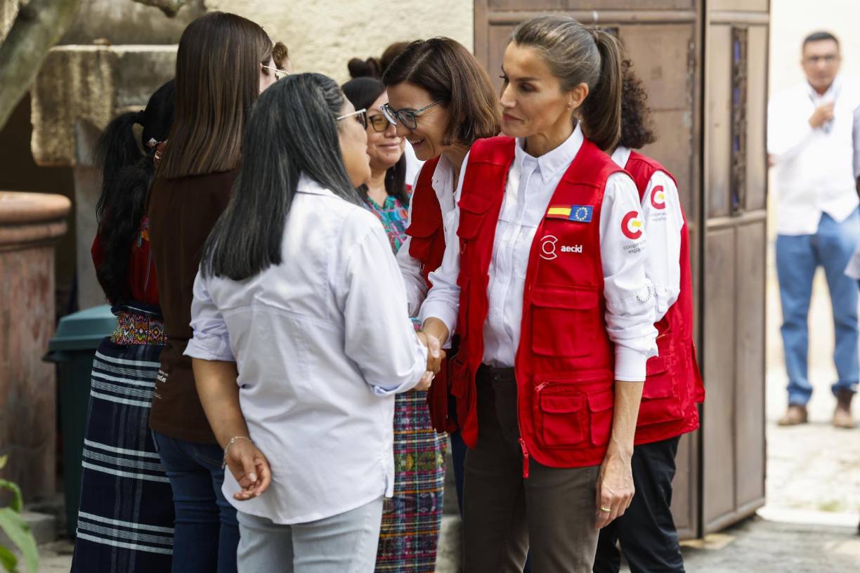 La presencia de doña Letizia en este recinto responde a una de las prioridades de la cooperación española, como es la lucha contra la violencia machista y la generación de oportunidades para sus víctimas. 
