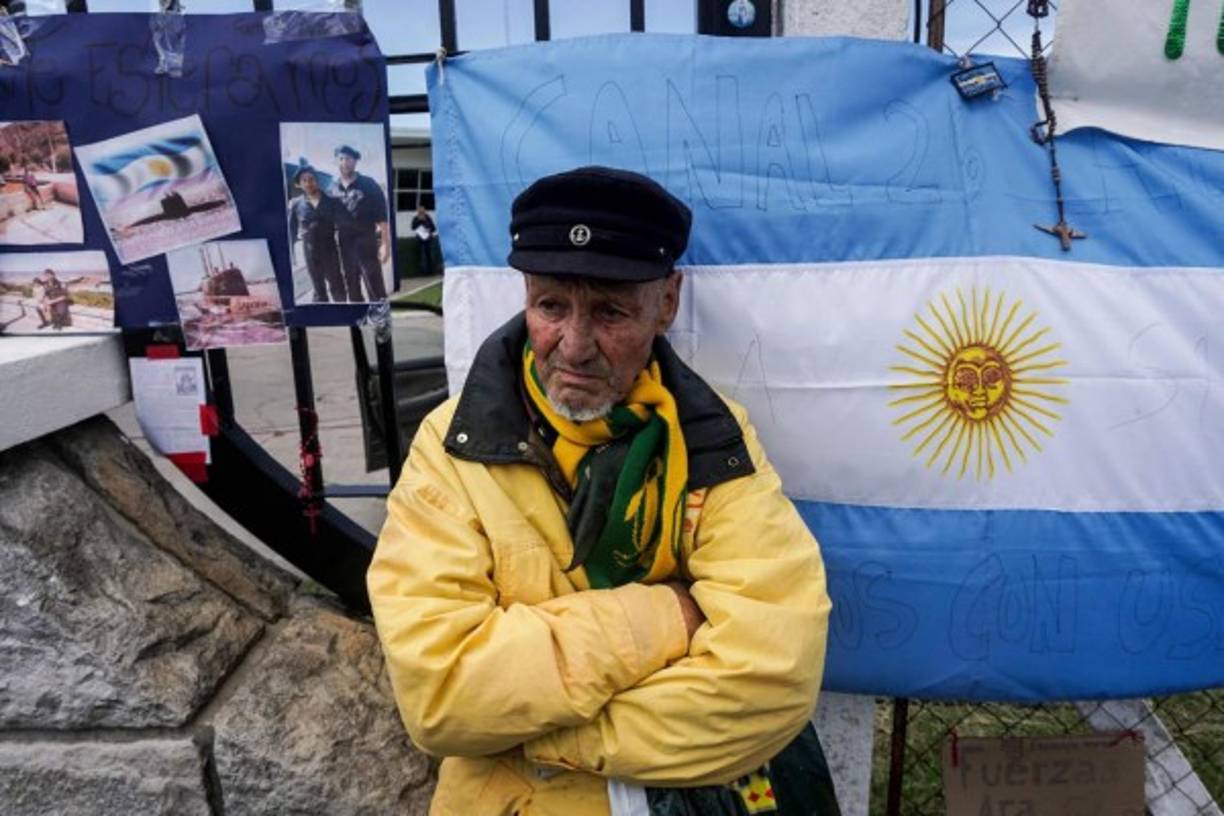 Norberto Rodriguez, tio del submarinista Luis Rodriguez, lleva cinco días esperando noticias sobre su sobrino en las afueras de la base naval del Mar de Plata.