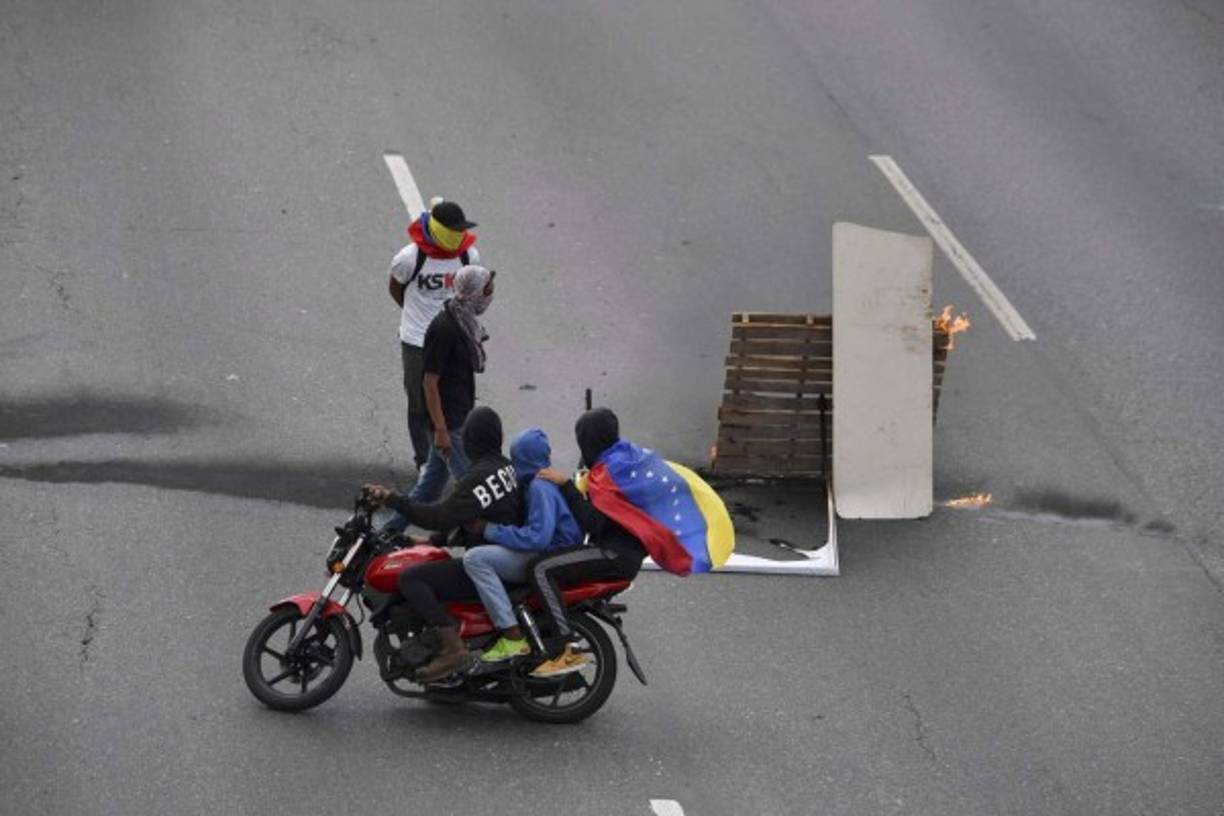 Igualmente dan cuenta de situaciones similares en distintos puntos de la ciudad como Altamira, El Rosal, Las Mercedes así como en distintos estados del interior del país.
