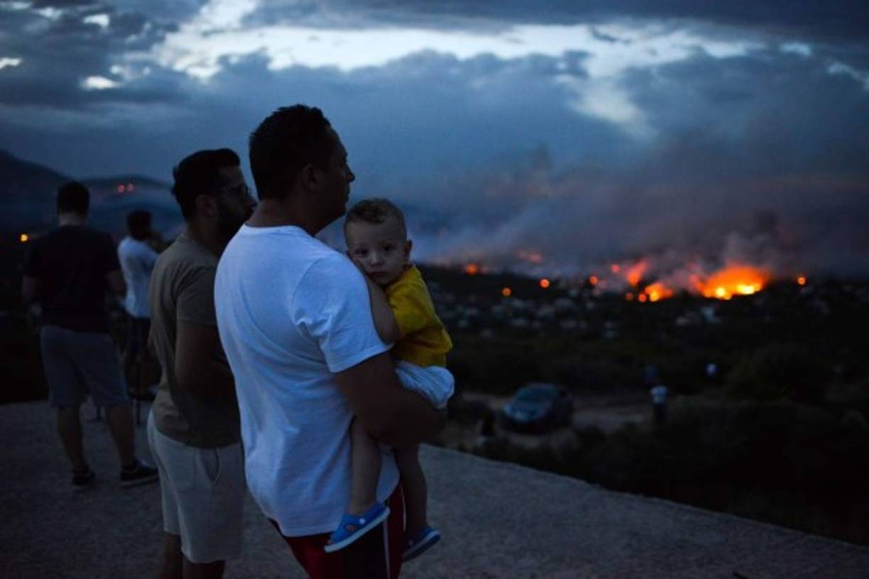 Los bomberos encontraron ayer un grupo de 24 personas en un descampado situado en la pequeña localidad de Mati, en el área mencionada. Las víctimas, entre las que había varios niños, se habían abrazado unas a otras y al parecer intentaron huir sin éxito de los edificios colindantes que ya eran pasto de las llamas.<br/>