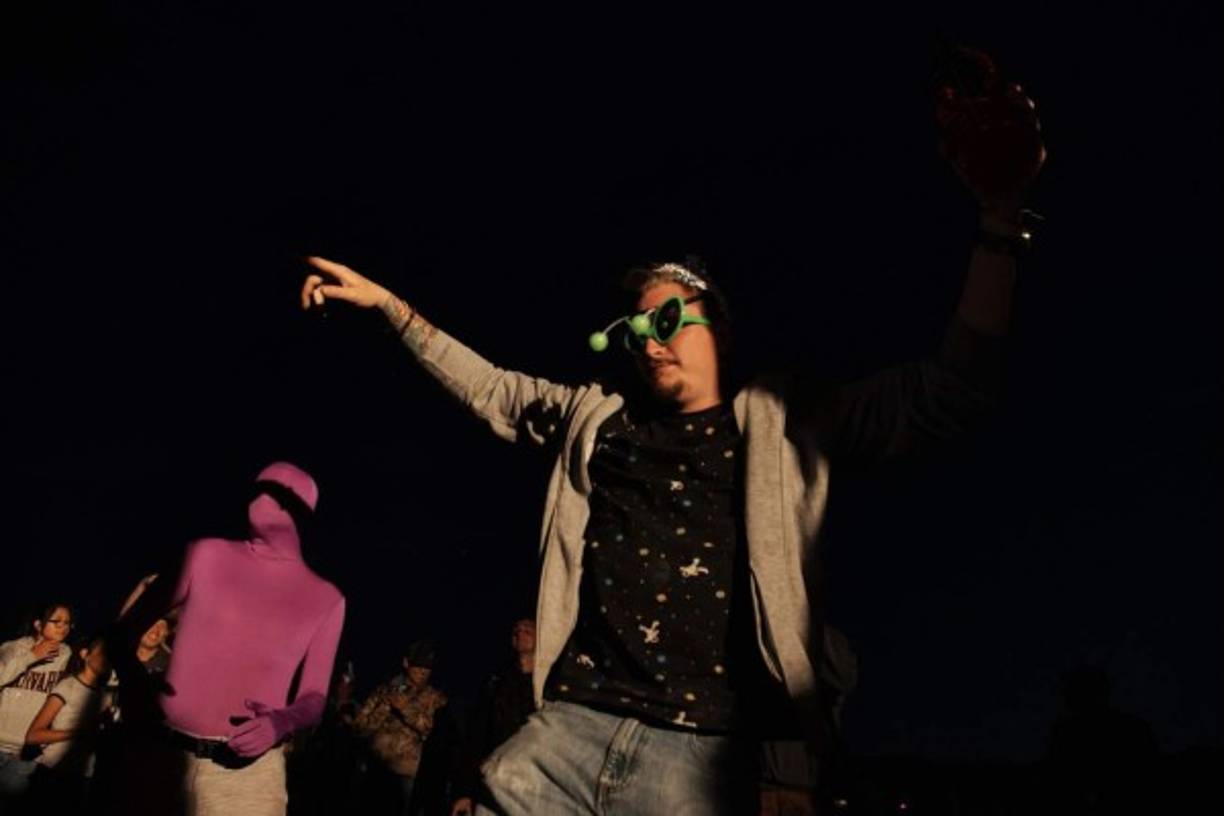 Entre los asistentes se encontraba la única persona arrestada en la jornada de ayer, una mujer que intentó ingresar a la base militar en Nevada y quien, de acuerdo con la Oficina del Alguacil local, enfrentará cargos menores.