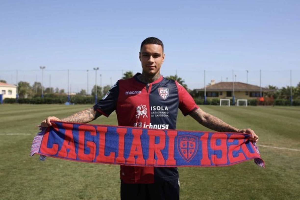 El lateral derecho holandés Gregory Van der Wiel ya viste los colores del Cagliari. El defensa firma por tres temporadas.