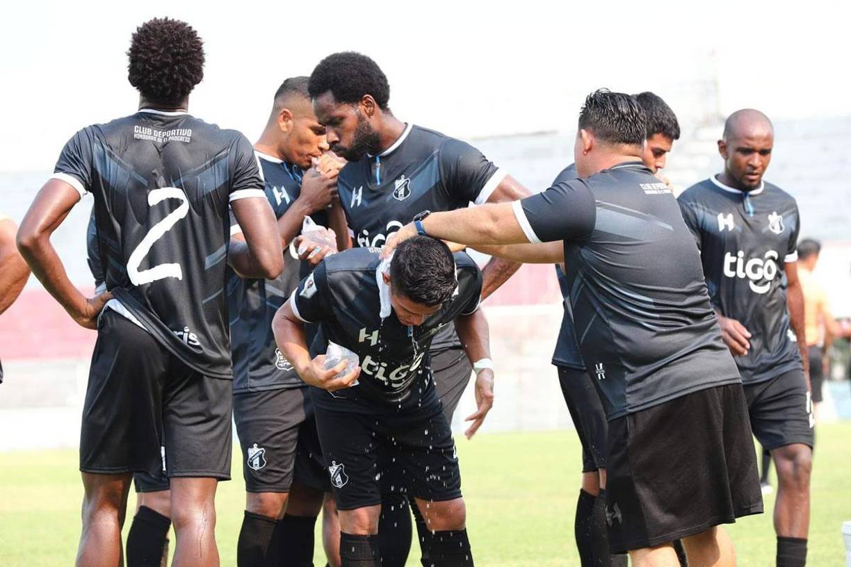 Mucho calor hizo en el estadio Ceibeño. Así se refrescaban los jugadores del Honduras Progreso.