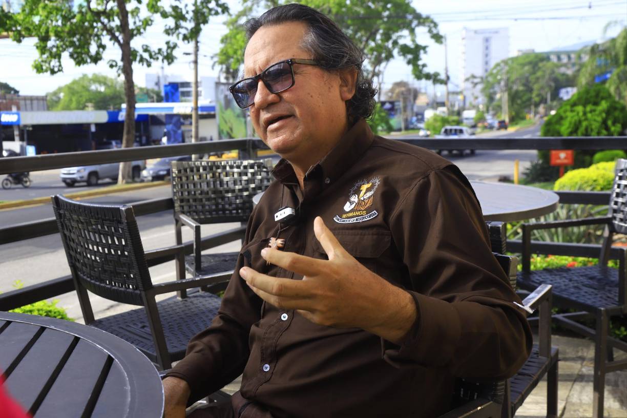 <b>“Allá una señora que me estaba atacando en audios, porque yo fui allá a la Casa Presidencial ... no la ataco a ella, yo denuncio la corrupción de los políticos. Y lo voy a seguir haciendo, esa es la cosa. Entonces eso me duele, ver que sean tan cínicos, así tan mentirosos, por eso Honduras no desarrolla”: padre Leopoldo Serrano.</b>