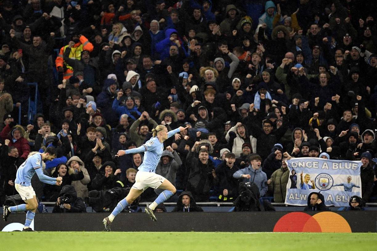 Haaland corriendo a festejar su segundo gol del partido ante RB Leipzig.